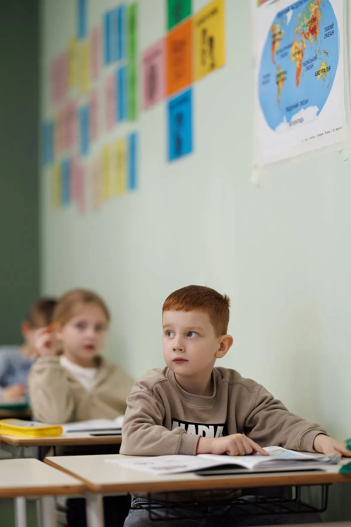 Учні молодших класів на уроці